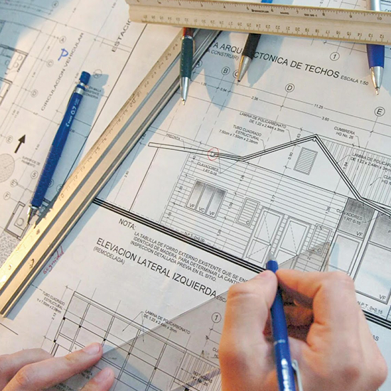 Topógrafo profesional de Lorente Delineacion realizando levantamiento de planos para proyecto.